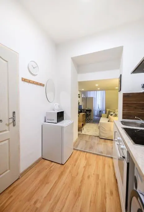 1 Bedroom Flat In Nyar Str., Central Budapest Apartman