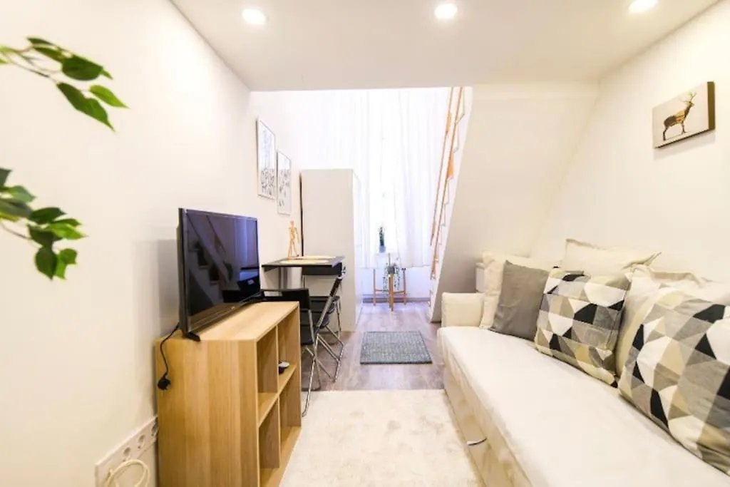 1 Bedroom Flat In Nyar Str., Central Budapest